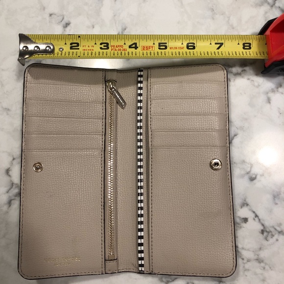 Henri Bendel clasp shut wallet - Picture 6 of 7